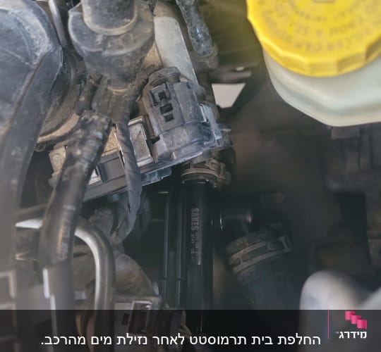 חלקי מנוע עם צינורות וחיבורים חשמליים